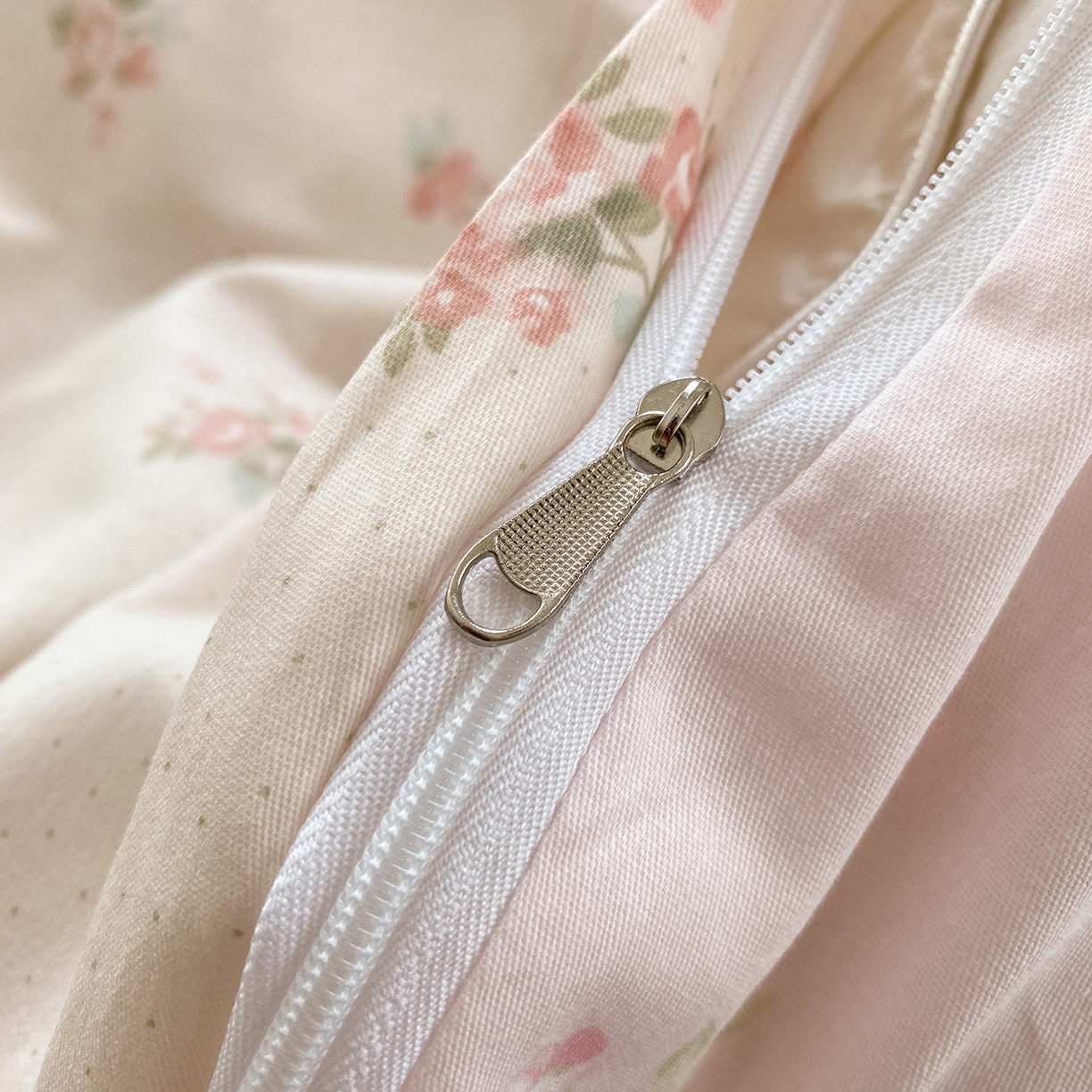 91家纺网 家纺一手货源 找家纺 钰锦铂2026新款直播爆款全棉四件套13070吊边床单一字绣印花纯棉三件套四件套 洛克庄园-粉