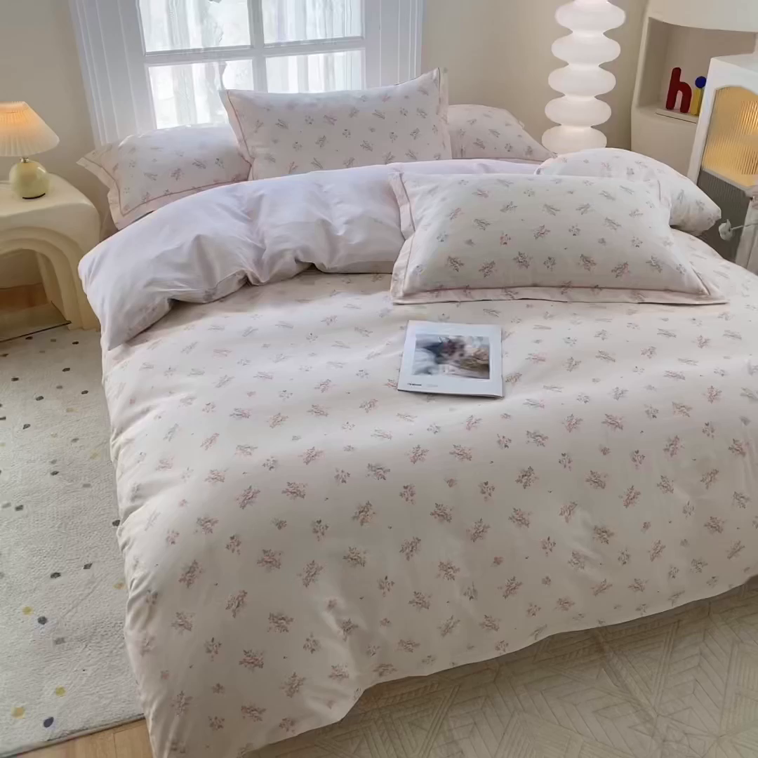 91家纺网 家纺一手货源 找家纺 钰锦铂2026新款直播爆款全棉四件套13070吊边床单一字绣印花纯棉三件套四件套 洛克庄园-粉