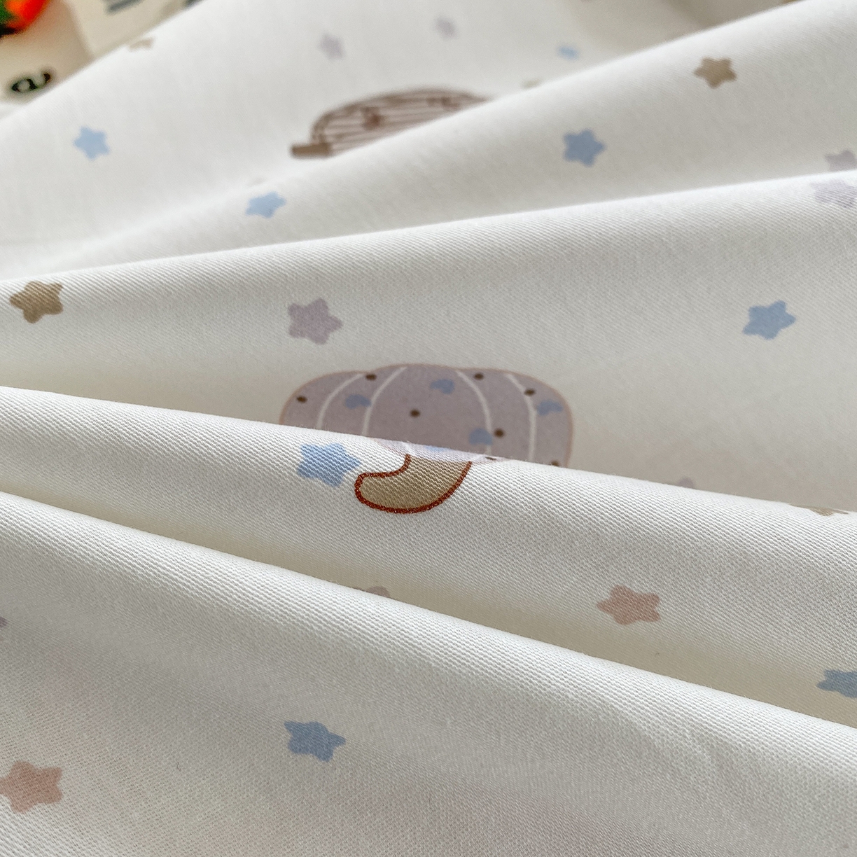 91家纺网 家纺一手货源 找家纺 钰锦铂2026新款直播爆款全棉四件套13070吊边床单一字绣印花纯棉三件套四件套 南瓜多多-米