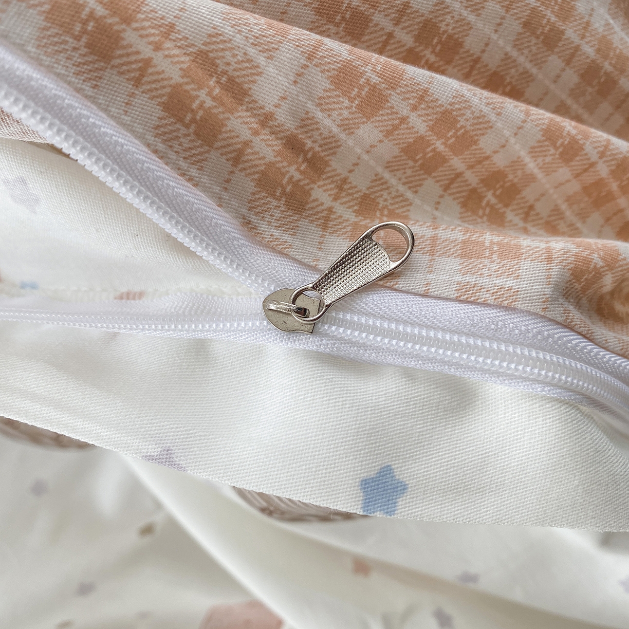 91家纺网 家纺一手货源 找家纺 钰锦铂2026新款直播爆款全棉四件套13070吊边床单一字绣印花纯棉三件套四件套 南瓜多多-米