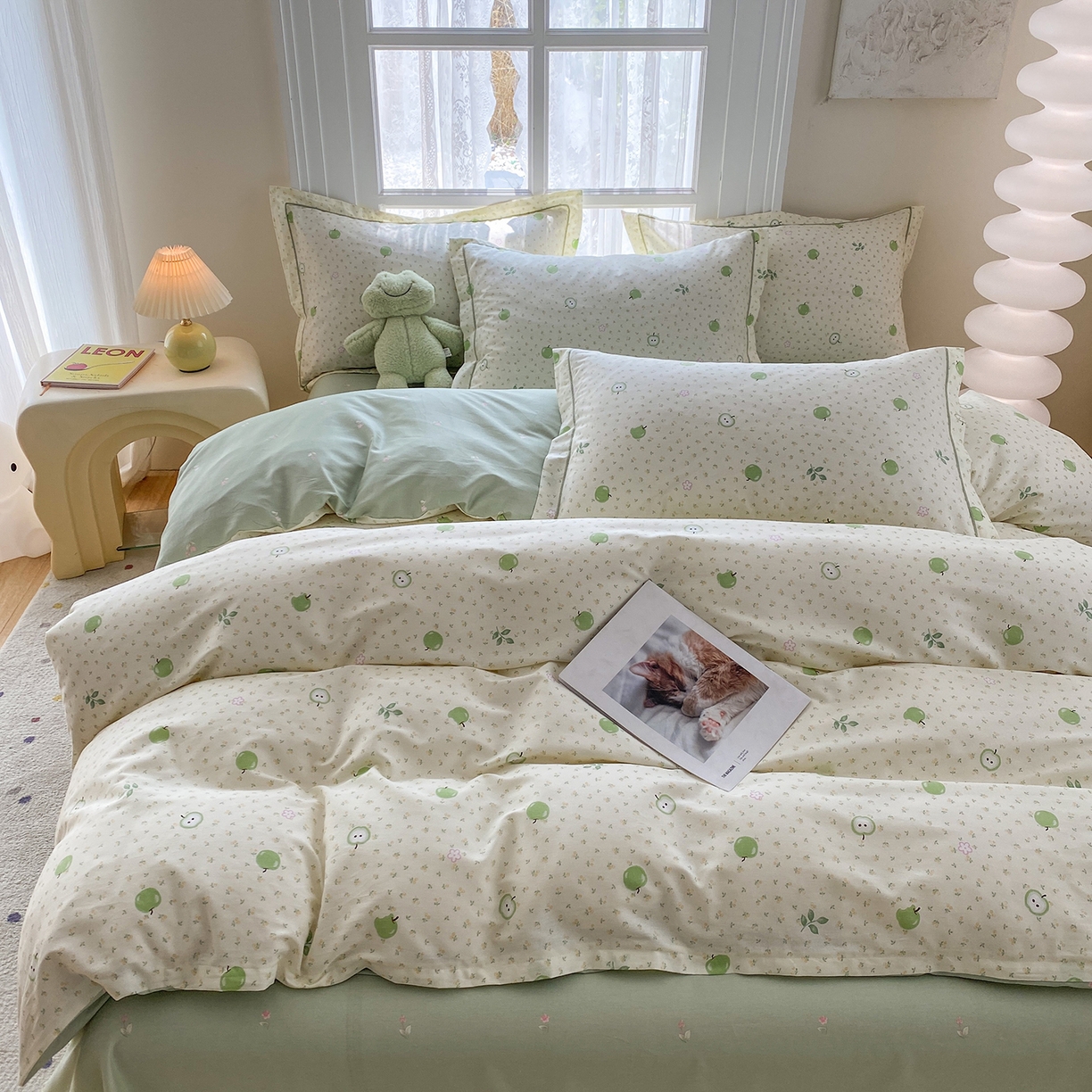 91家纺网 家纺一手货源 找家纺 钰锦铂2026新款直播爆款全棉四件套13070吊边床单一字绣印花纯棉三件套四件套 小苹果-绿