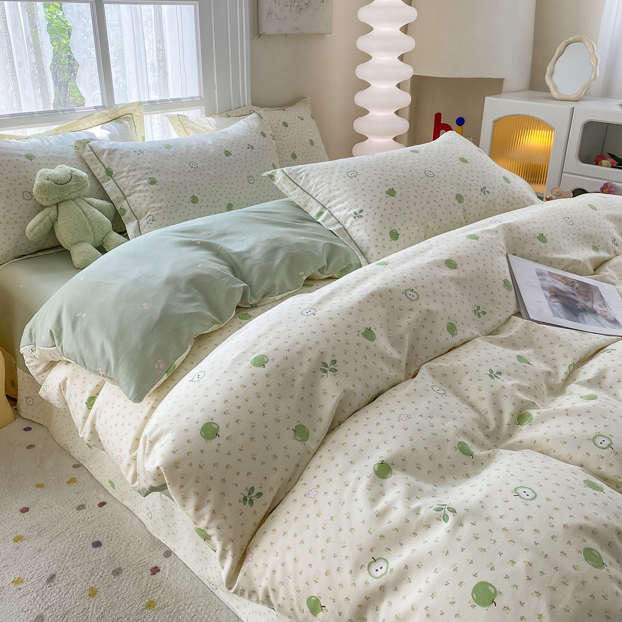 91家纺网 家纺一手货源 找家纺 钰锦铂2026新款直播爆款全棉四件套13070吊边床单一字绣印花纯棉三件套四件套 小苹果-绿