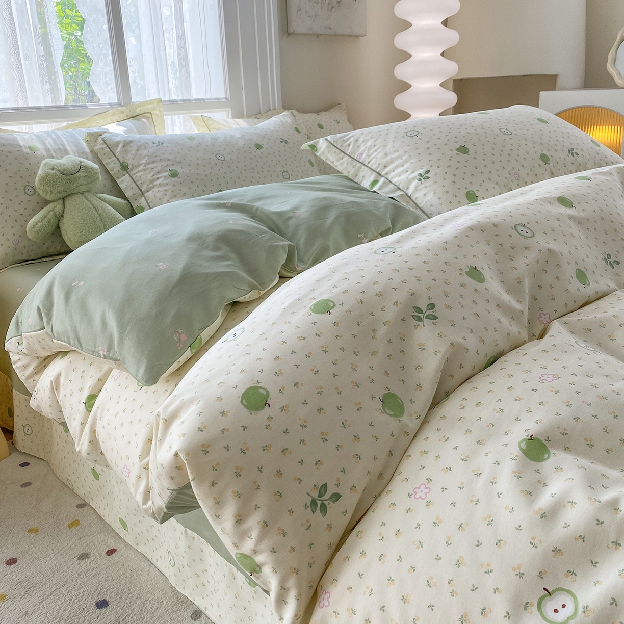 91家纺网 家纺一手货源 找家纺 钰锦铂2026新款直播爆款全棉四件套13070吊边床单一字绣印花纯棉三件套四件套 小苹果-绿