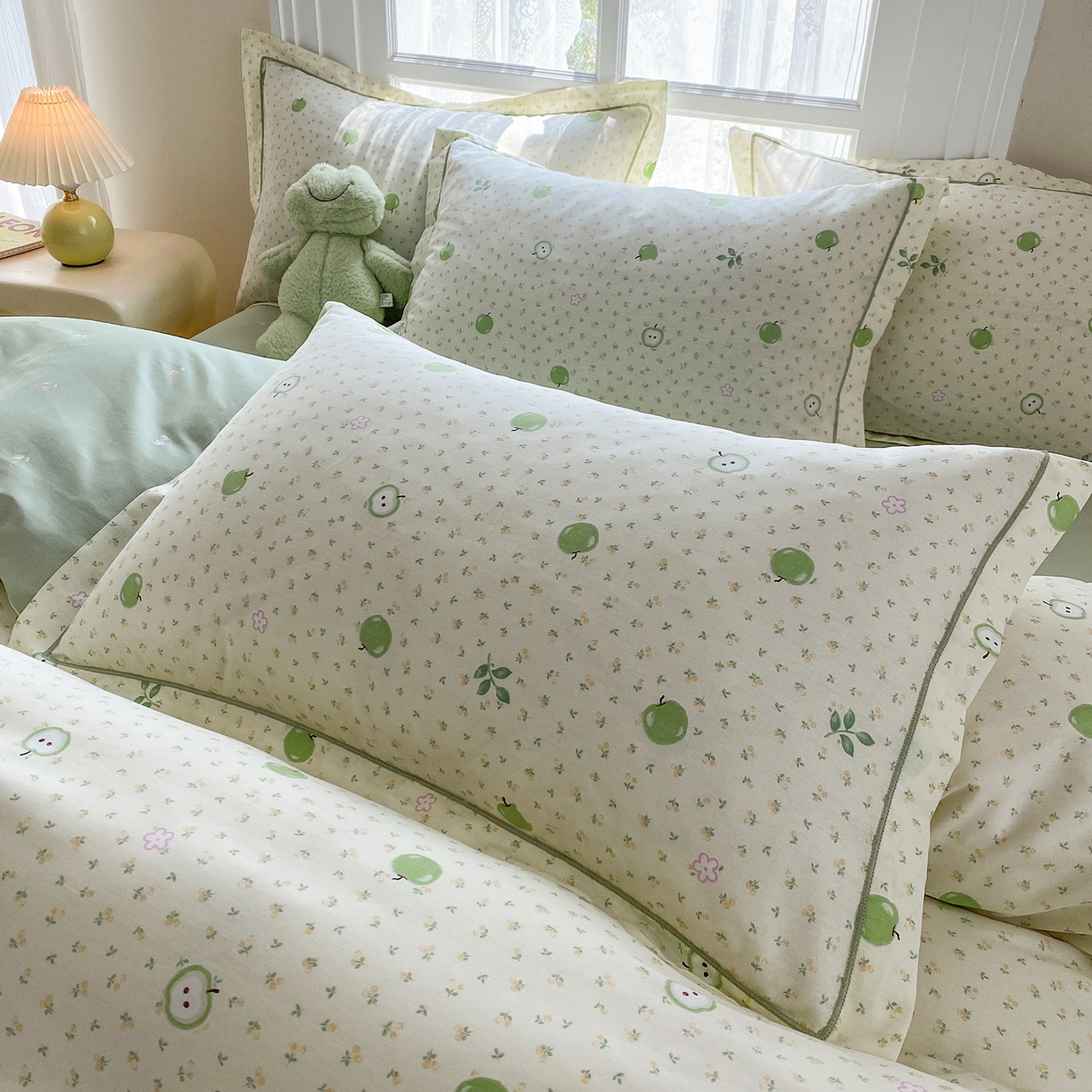 91家纺网 家纺一手货源 找家纺 钰锦铂2026新款直播爆款全棉四件套13070吊边床单一字绣印花纯棉三件套四件套 小苹果-绿