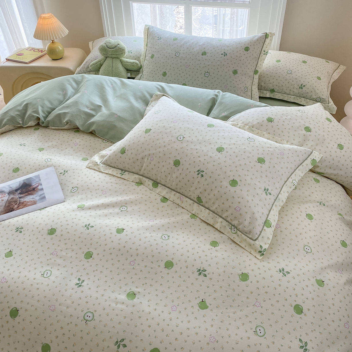 91家纺网 家纺一手货源 找家纺 钰锦铂2026新款直播爆款全棉四件套13070吊边床单一字绣印花纯棉三件套四件套 小苹果-绿