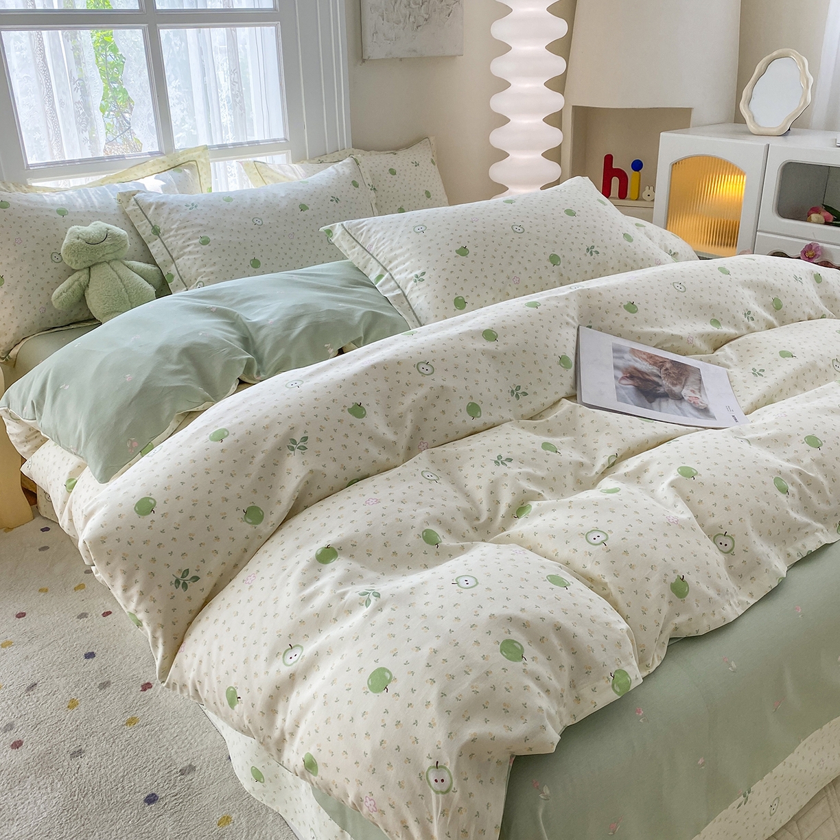 91家纺网 家纺一手货源 找家纺 钰锦铂2026新款直播爆款全棉四件套13070吊边床单一字绣印花纯棉三件套四件套 小苹果-绿