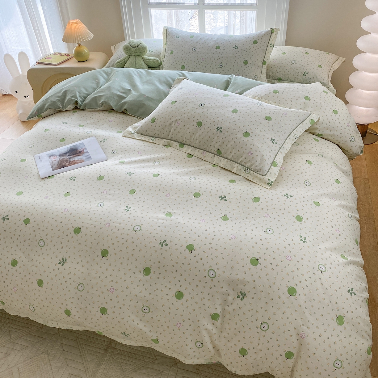 91家纺网 家纺一手货源 找家纺 钰锦铂2026新款直播爆款全棉四件套13070吊边床单一字绣印花纯棉三件套四件套 小苹果-绿