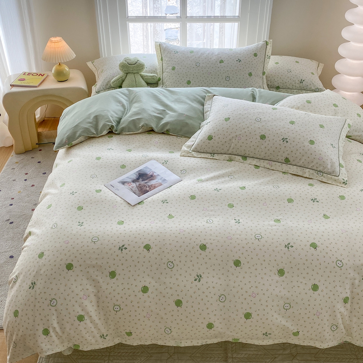 91家纺网 家纺一手货源 找家纺 钰锦铂2026新款直播爆款全棉四件套13070吊边床单一字绣印花纯棉三件套四件套 小苹果-绿