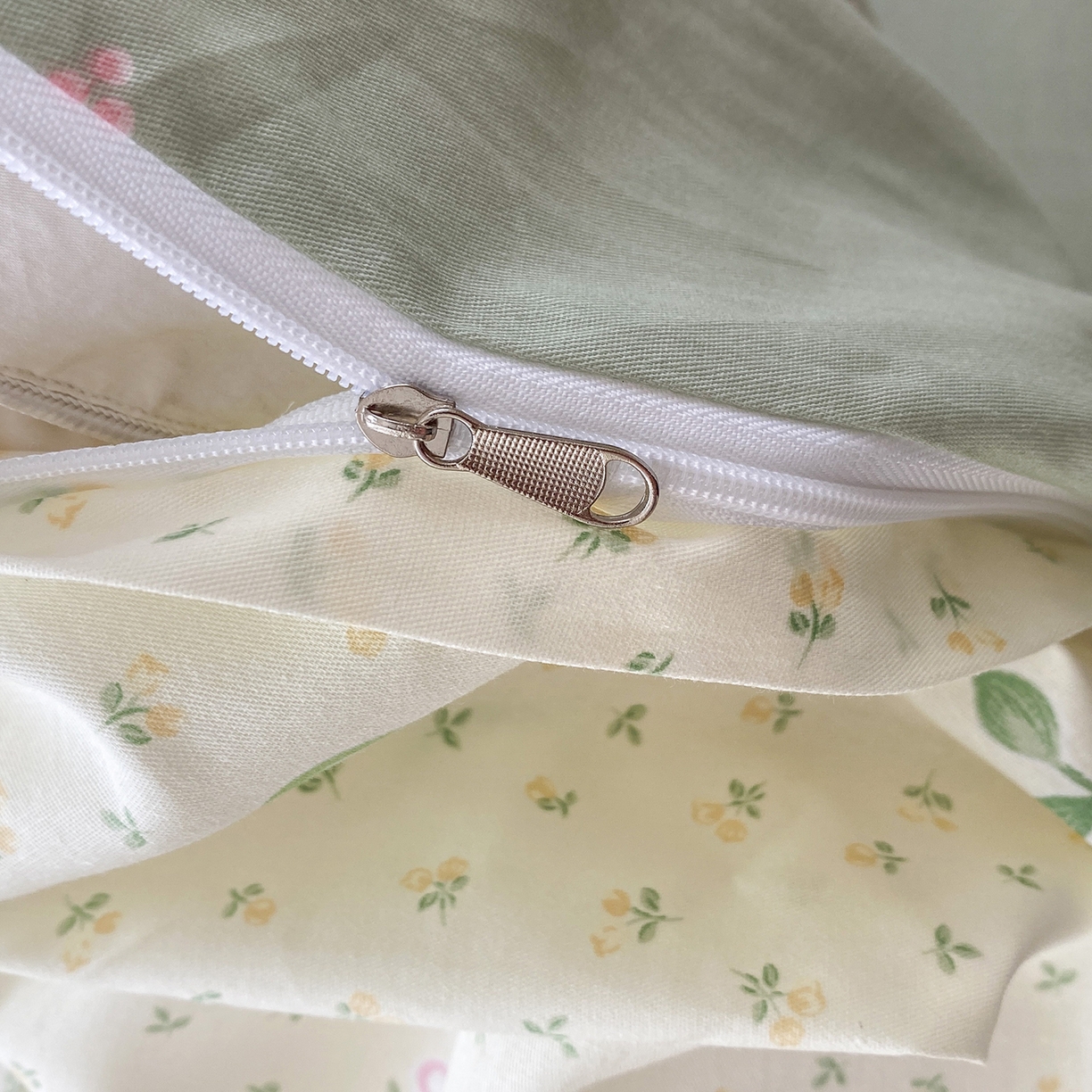 91家纺网 家纺一手货源 找家纺 钰锦铂2026新款直播爆款全棉四件套13070吊边床单一字绣印花纯棉三件套四件套 小苹果-绿