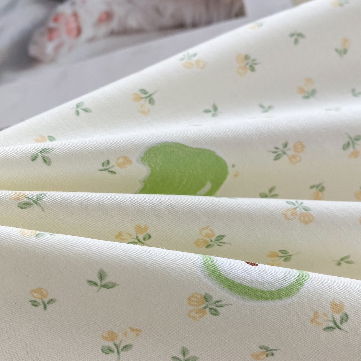 91家纺网 家纺一手货源 找家纺 钰锦铂2026新款直播爆款全棉四件套13070吊边床单一字绣印花纯棉三件套四件套 小苹果-绿