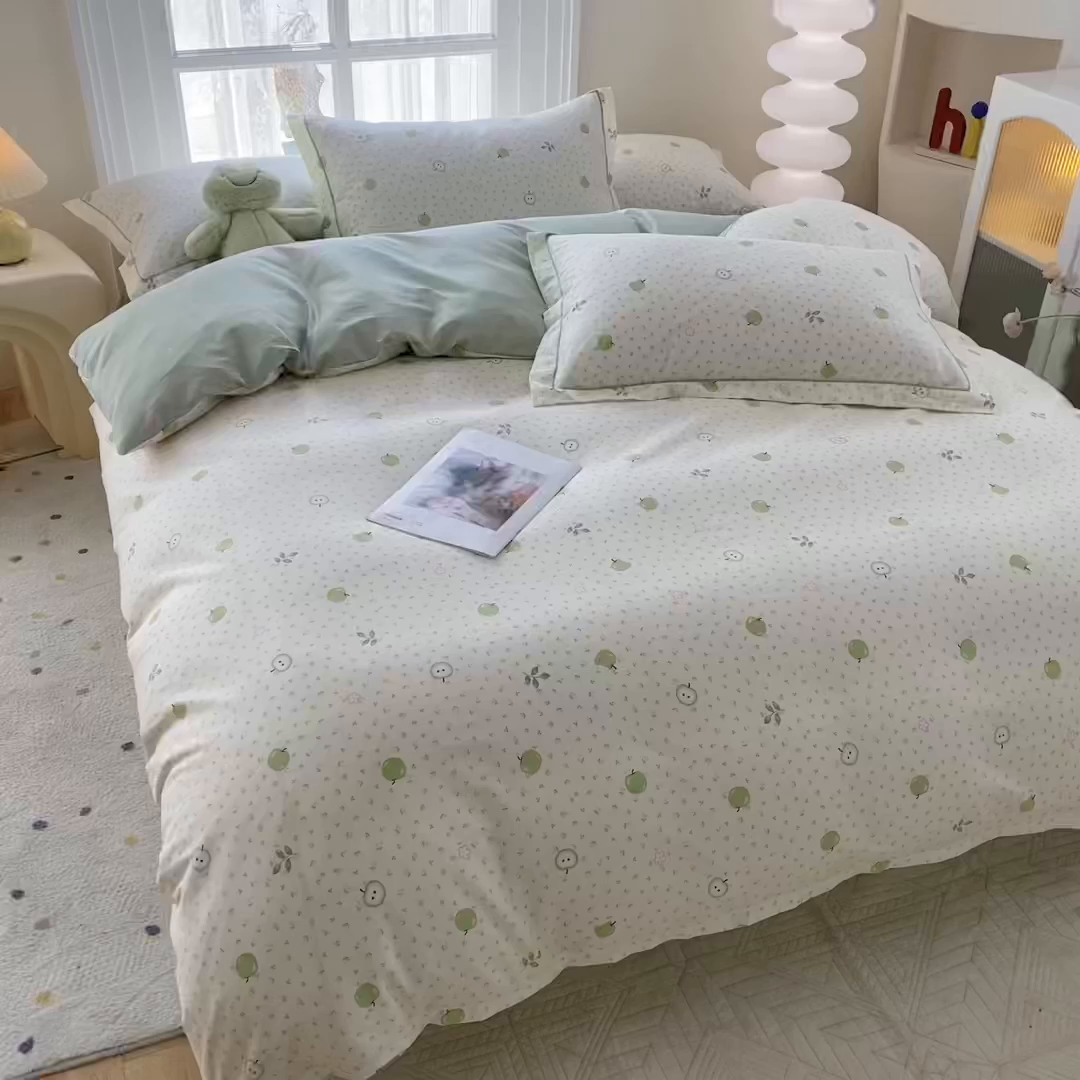 91家纺网 家纺一手货源 找家纺 钰锦铂2026新款直播爆款全棉四件套13070吊边床单一字绣印花纯棉三件套四件套 小苹果-绿