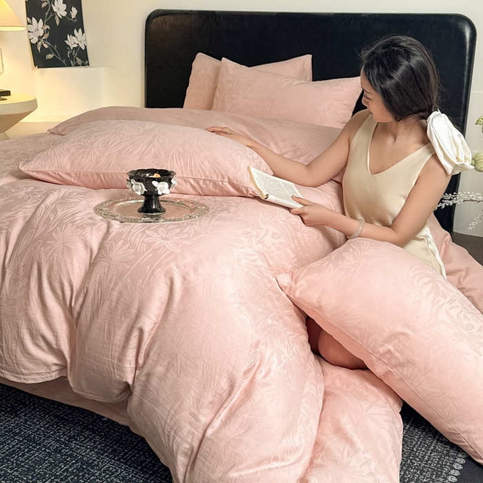 91家纺网 家纺一手货源 找家纺 佰亿莱 2026新款新疆长绒棉60支水洗提花四件套 粉黛