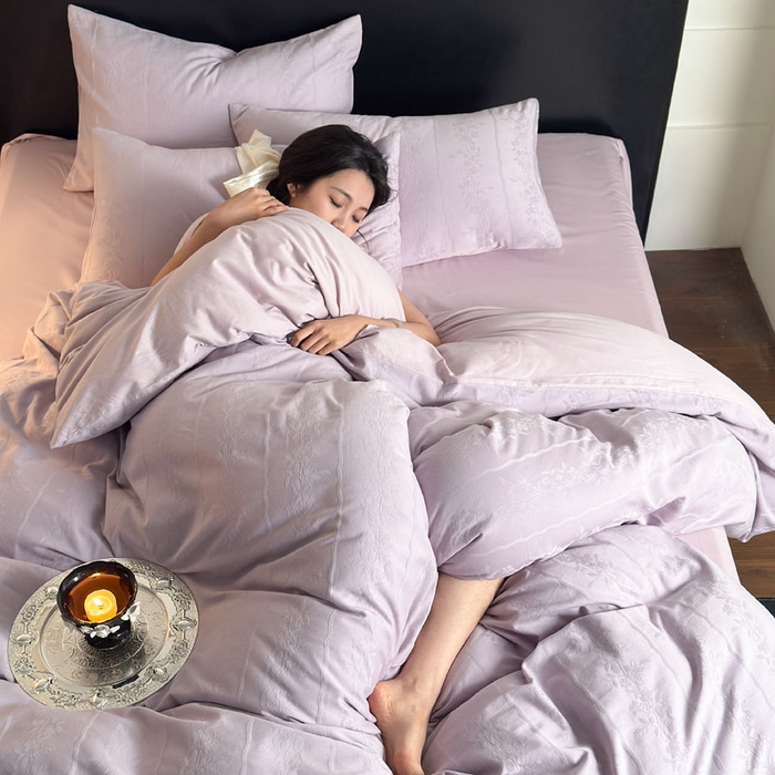 91家纺网 家纺一手货源 找家纺 佰亿莱 2026新款新疆长绒棉60支水洗提花四件套 紫韵条纹