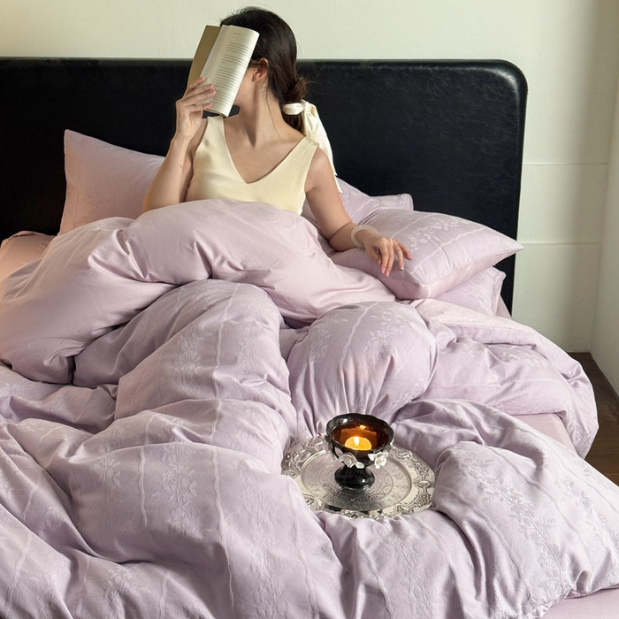 91家纺网 家纺一手货源 找家纺 佰亿莱 2026新款新疆长绒棉60支水洗提花四件套 紫韵条纹