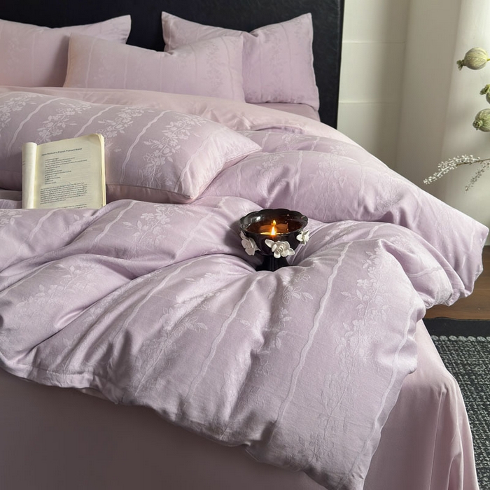 91家纺网 家纺一手货源 找家纺 佰亿莱 2026新款新疆长绒棉60支水洗提花四件套 紫韵条纹