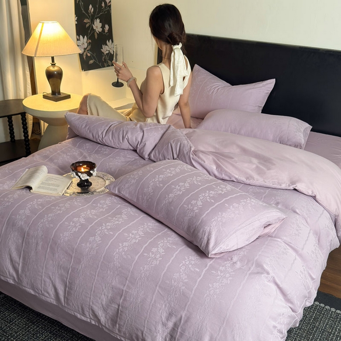 91家纺网 家纺一手货源 找家纺 佰亿莱 2026新款新疆长绒棉60支水洗提花四件套 紫韵条纹