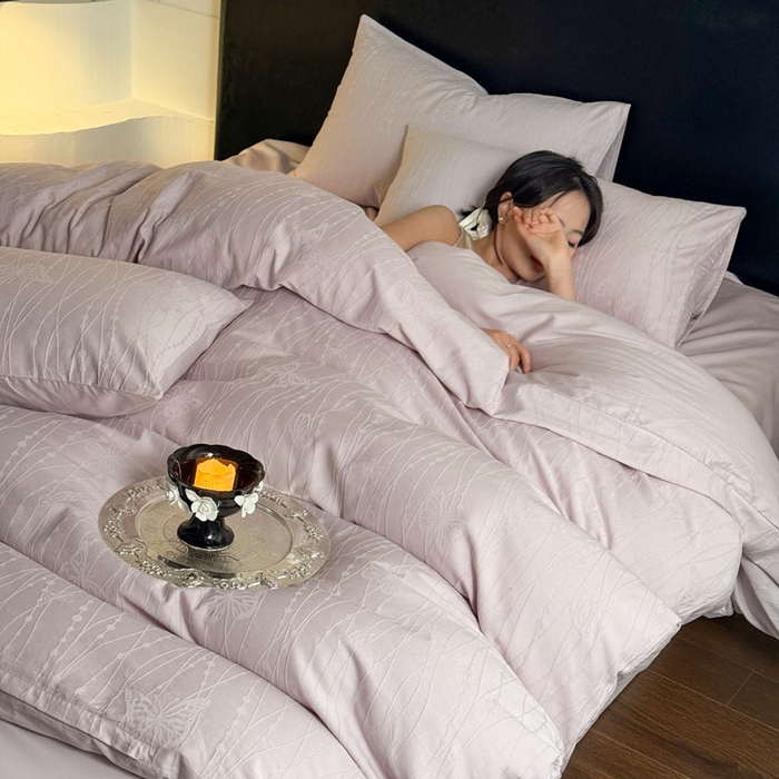 91家纺网 家纺一手货源 找家纺 佰亿莱 2026新款新疆长绒棉60支水洗提花四件套 蝶影粉