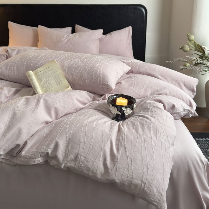 91家纺网 家纺一手货源 找家纺 佰亿莱 2026新款新疆长绒棉60支水洗提花四件套 蝶影粉