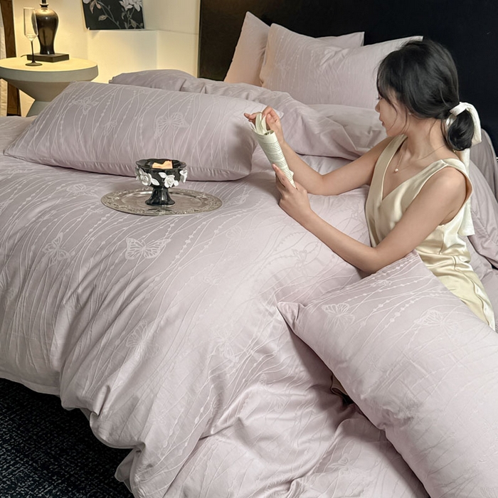 91家纺网 家纺一手货源 找家纺 佰亿莱 2026新款新疆长绒棉60支水洗提花四件套 蝶影粉