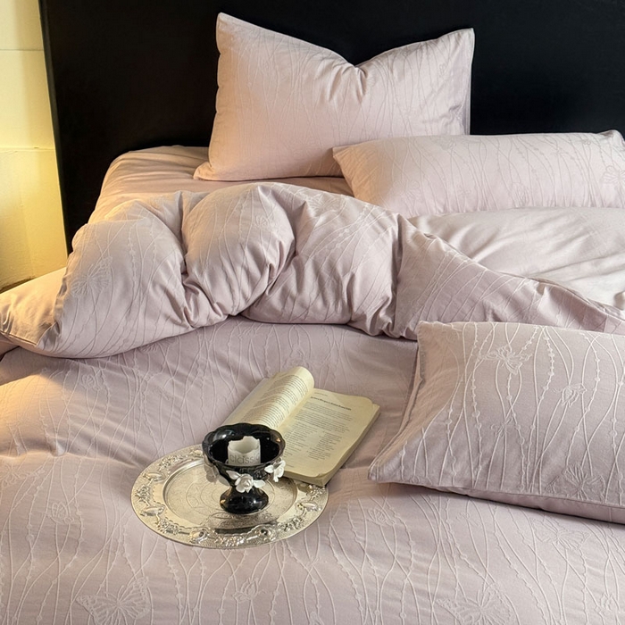 91家纺网 家纺一手货源 找家纺 佰亿莱 2026新款新疆长绒棉60支水洗提花四件套 蝶影粉