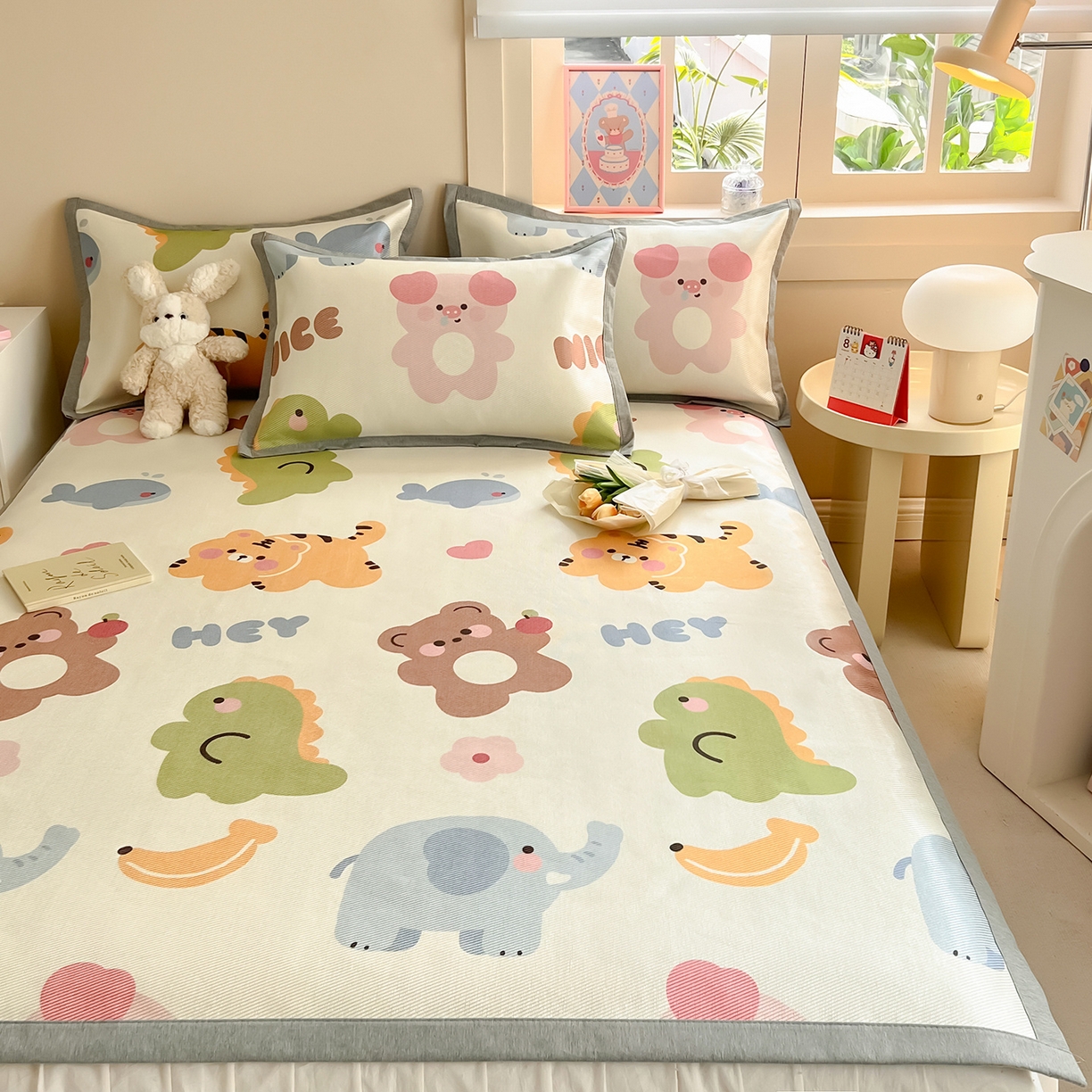 91家纺网 家纺一手货源 找家纺 懒猫家纺 2026新款250D数码印花宽边圆网冰丝凉席 动物乐园