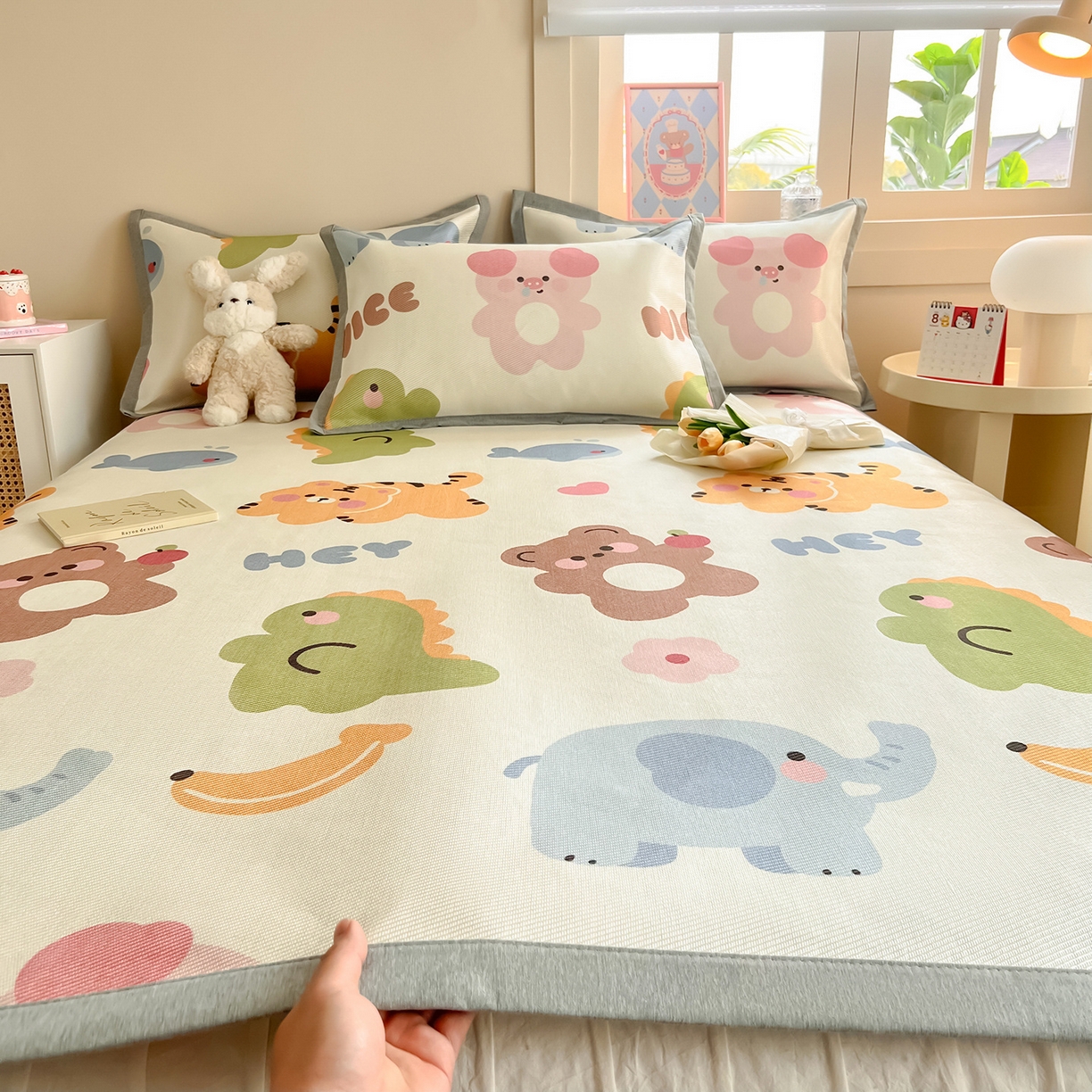 91家纺网 家纺一手货源 找家纺 懒猫家纺 2026新款250D数码印花宽边圆网冰丝凉席 动物乐园