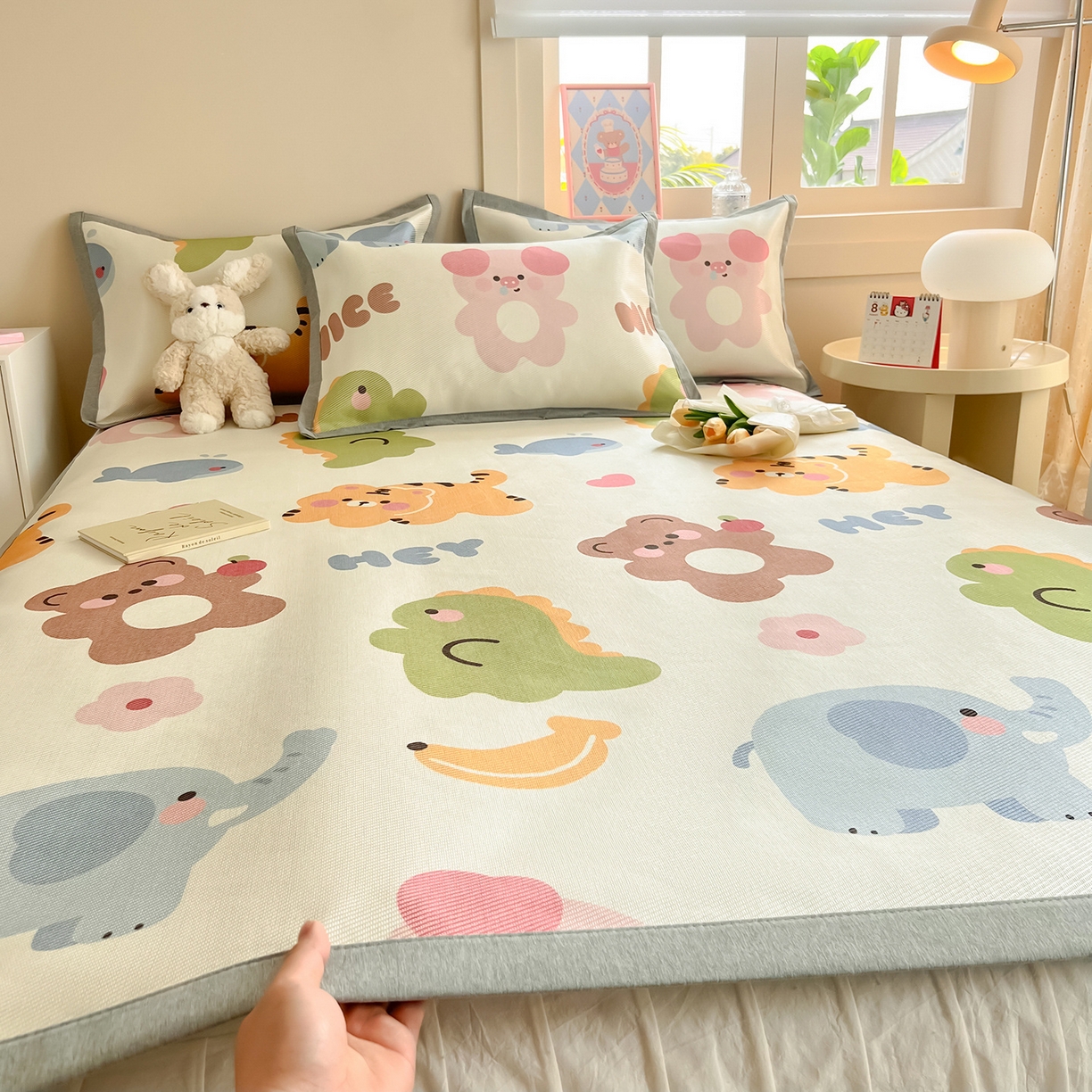 91家纺网 家纺一手货源 找家纺 懒猫家纺 2026新款250D数码印花宽边圆网冰丝凉席 动物乐园