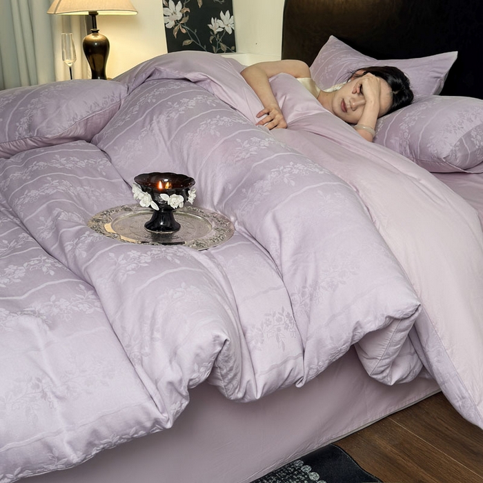 91家纺网 家纺一手货源 找家纺 佰亿莱 2026新款新疆长绒棉60支水洗提花四件套 紫韵条纹