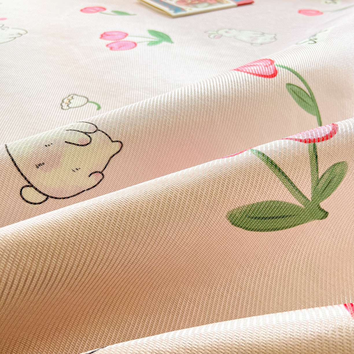 91家纺网 家纺一手货源 找家纺 懒猫家纺 2026新款250D数码印花宽边圆网冰丝凉席 精灵兔