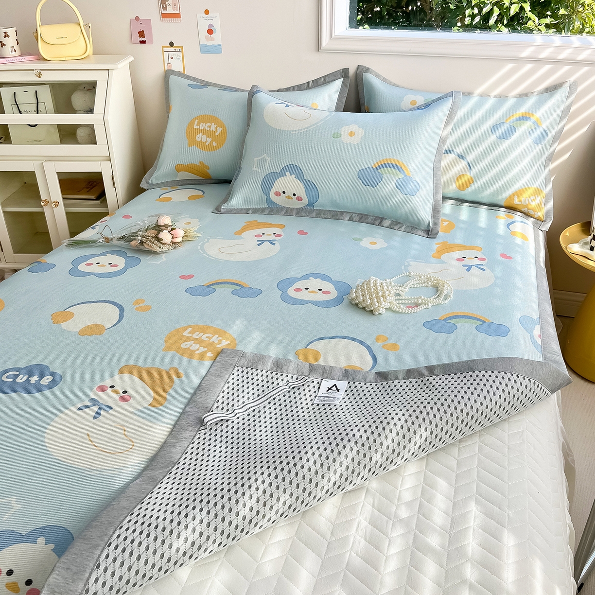 91家纺网 家纺一手货源 找家纺 懒猫家纺 2026新款250D数码印花宽边圆网冰丝凉席 可爱鸭