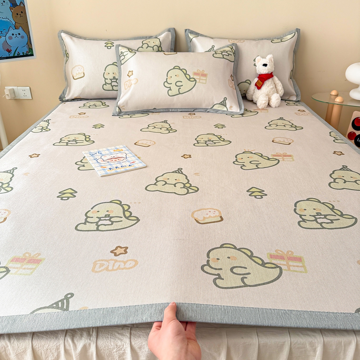 91家纺网 家纺一手货源 找家纺 懒猫家纺 2026新款250D数码印花宽边圆网冰丝凉席 礼物恐龙