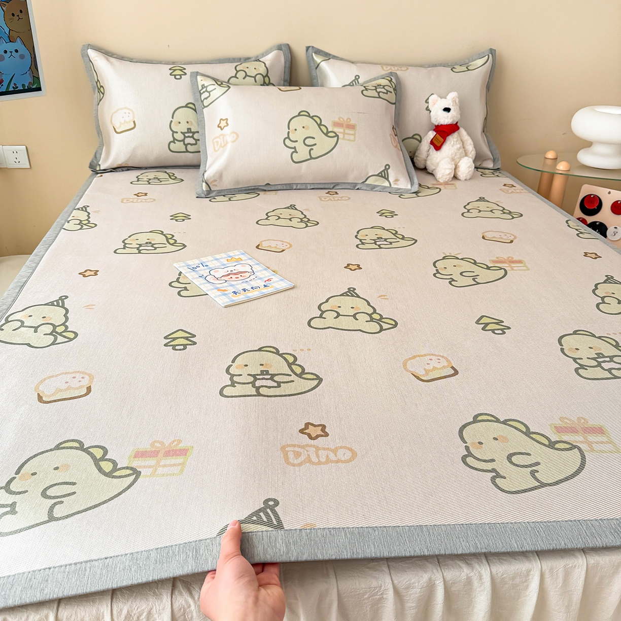 91家纺网 家纺一手货源 找家纺 懒猫家纺 2026新款250D数码印花宽边圆网冰丝凉席 礼物恐龙