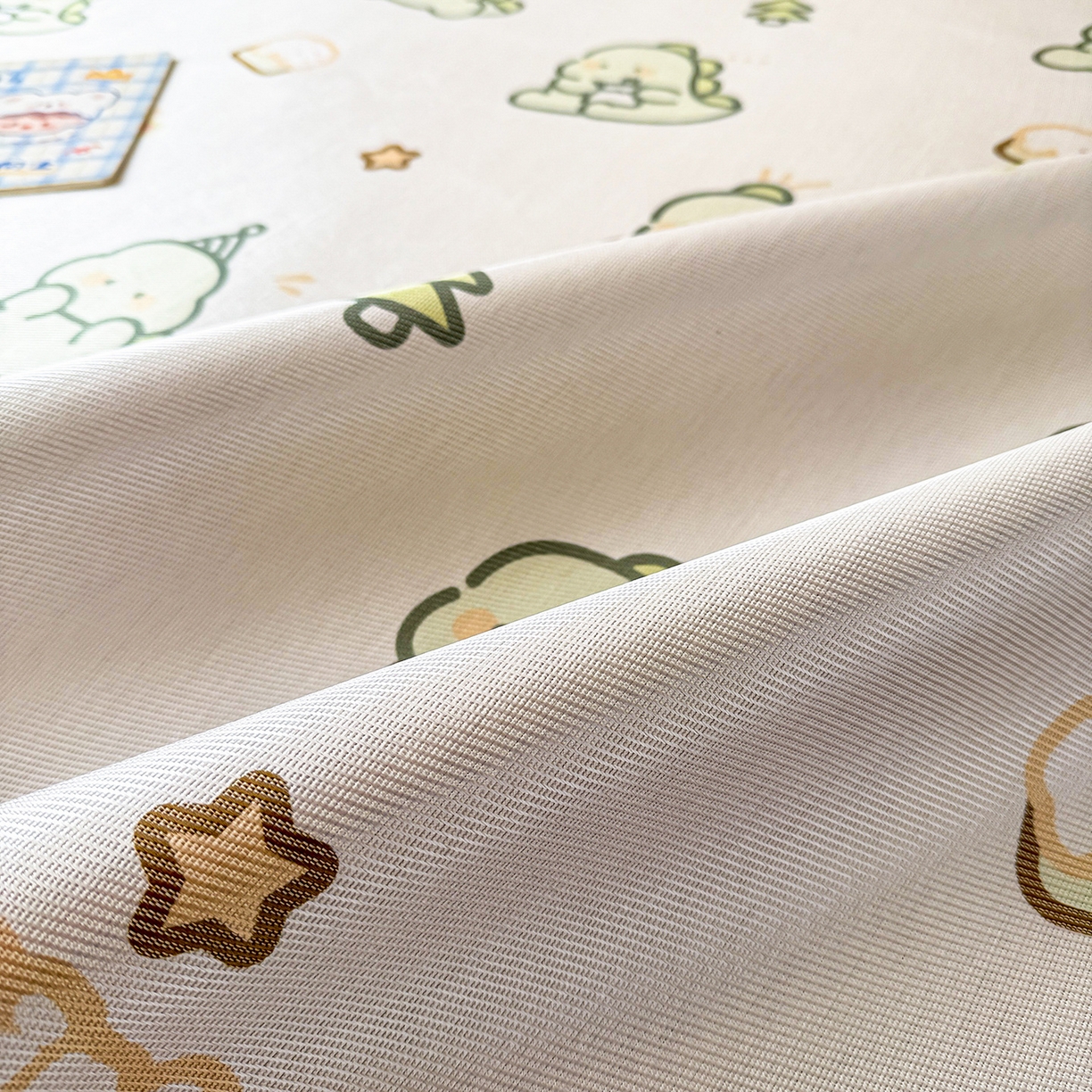 91家纺网 家纺一手货源 找家纺 懒猫家纺 2026新款250D数码印花宽边圆网冰丝凉席 礼物恐龙