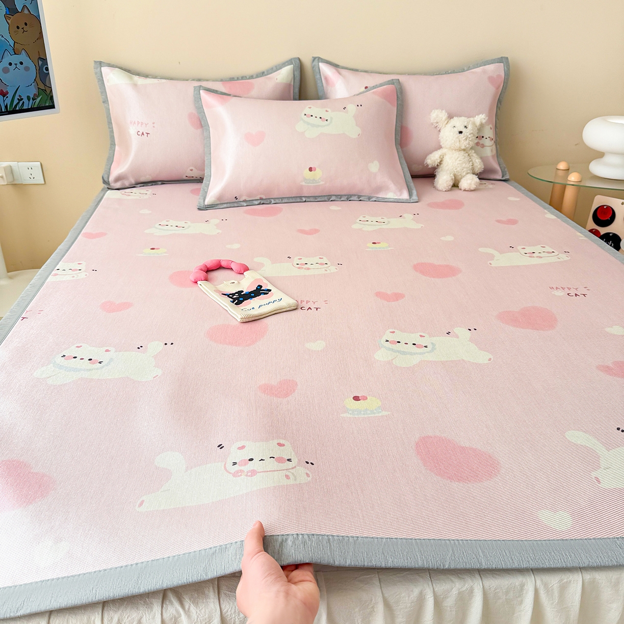 91家纺网 家纺一手货源 找家纺 懒猫家纺 2026新款250D数码印花宽边圆网冰丝凉席 慕斯小猫