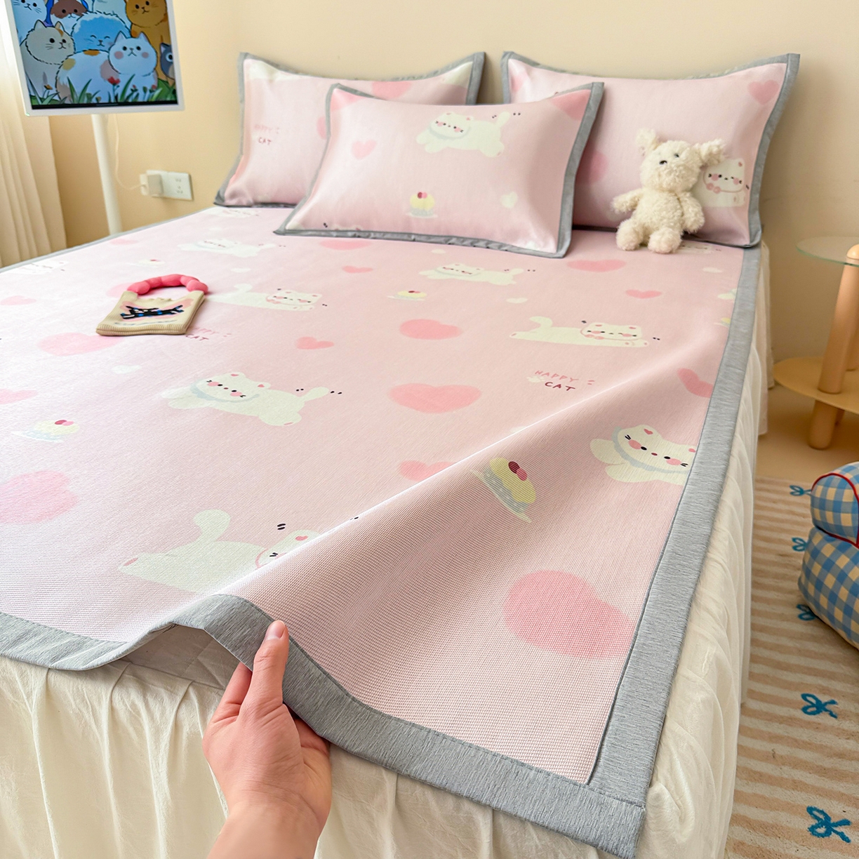 91家纺网 家纺一手货源 找家纺 懒猫家纺 2026新款250D数码印花宽边圆网冰丝凉席 慕斯小猫