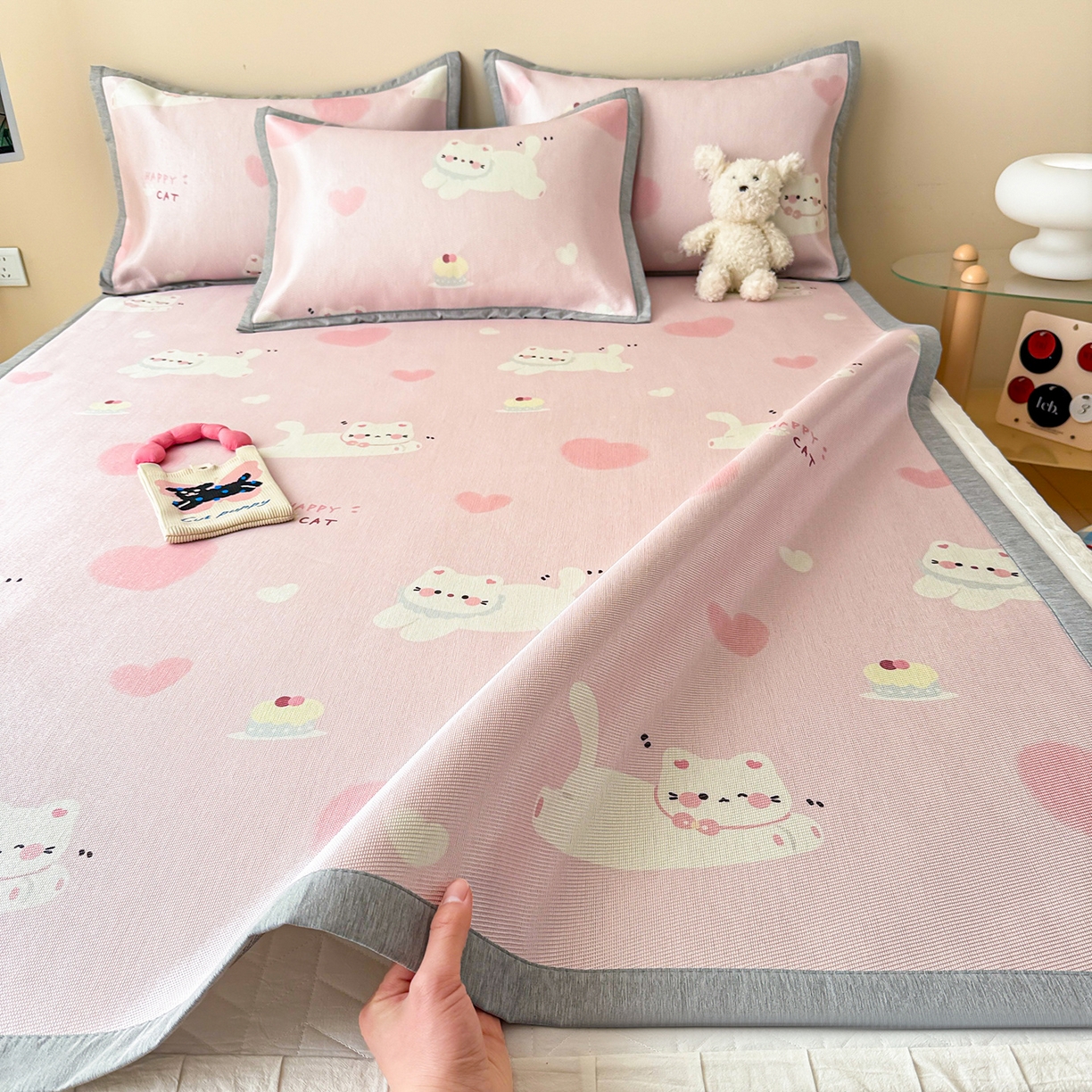 91家纺网 家纺一手货源 找家纺 懒猫家纺 2026新款250D数码印花宽边圆网冰丝凉席 慕斯小猫