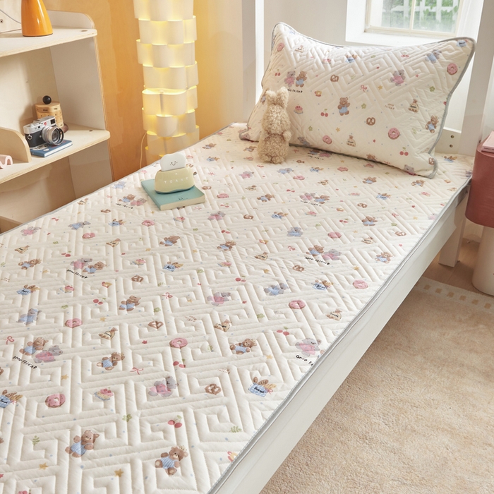 91家纺网 家纺一手货源 找家纺 舒居家纺 2026新款学生床全棉软床垫床盖 糕点熊