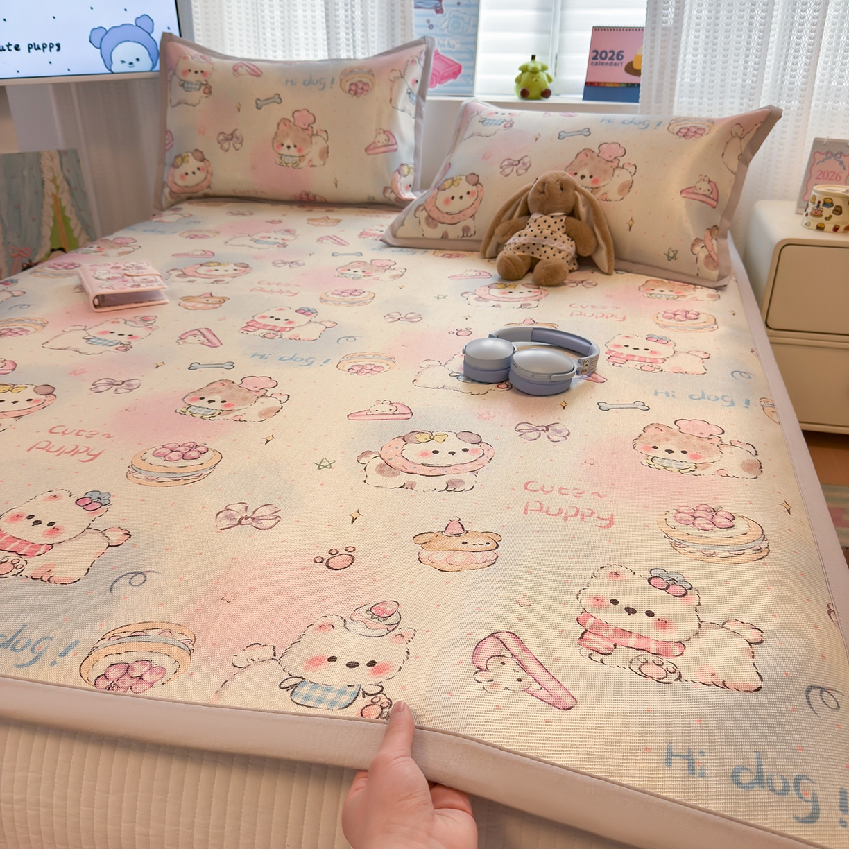 91家纺网 家纺一手货源 找家纺 懒猫家纺 2026新款250D数码印花宽边圆网冰丝凉席 奶芙小狗