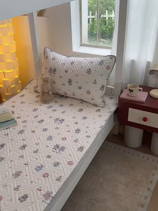 91家纺网 家纺一手货源 找家纺 舒居家纺 2026新款学生床全棉软床垫床盖 糕点熊