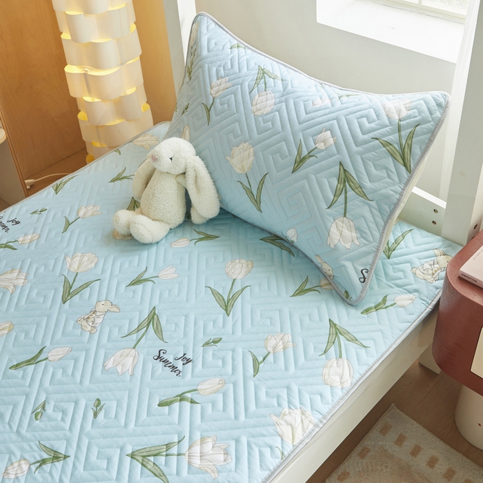 91家纺网 家纺一手货源 找家纺 舒居家纺 2026新款学生床全棉软床垫床盖 百合兔草绿