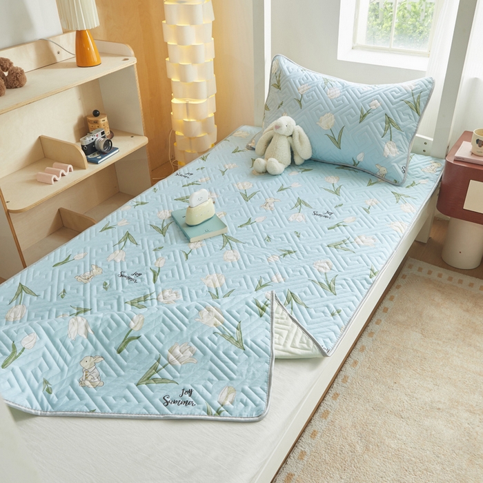 91家纺网 家纺一手货源 找家纺 舒居家纺 2026新款学生床全棉软床垫床盖 百合兔草绿