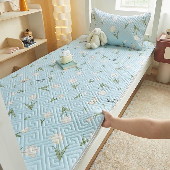 91家纺网 家纺一手货源 找家纺 舒居家纺 2026新款学生床全棉软床垫床盖 百合兔草绿