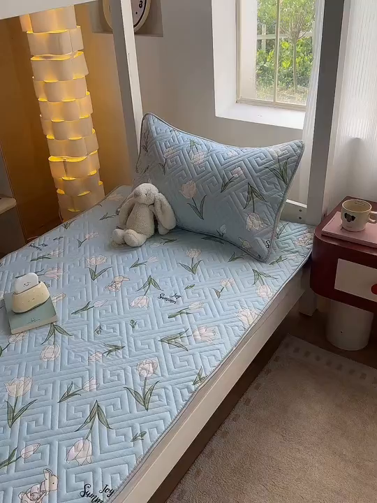 91家纺网 家纺一手货源 找家纺 舒居家纺 2026新款学生床全棉软床垫床盖 百合兔草绿