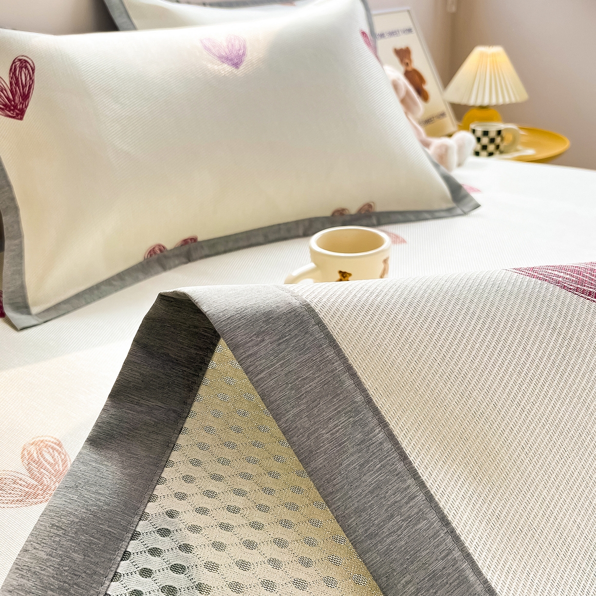 91家纺网 家纺一手货源 找家纺 懒猫家纺 2026新款250D数码印花宽边圆网冰丝凉席 手绘爱心