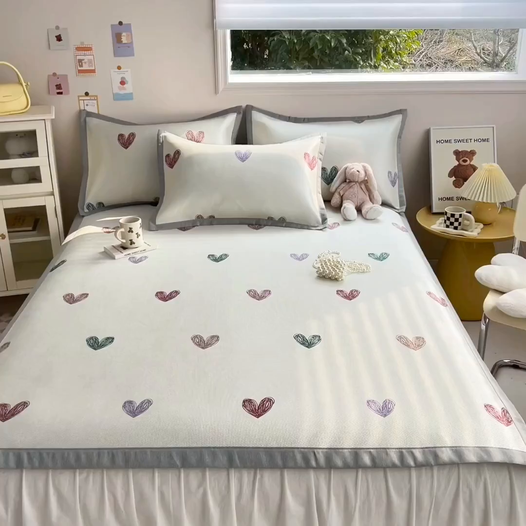 91家纺网 家纺一手货源 找家纺 懒猫家纺 2026新款250D数码印花宽边圆网冰丝凉席 手绘爱心