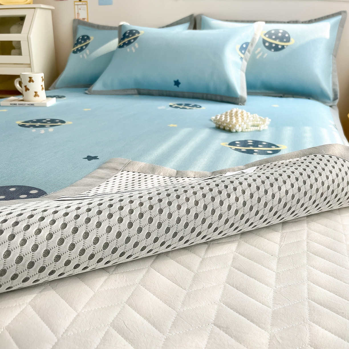 91家纺网 家纺一手货源 找家纺 懒猫家纺 2026新款250D数码印花宽边圆网冰丝凉席 探索星球