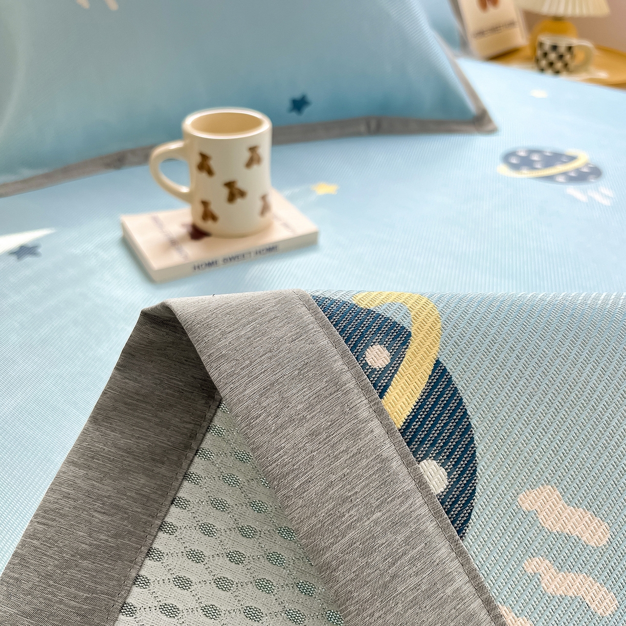 91家纺网 家纺一手货源 找家纺 懒猫家纺 2026新款250D数码印花宽边圆网冰丝凉席 探索星球