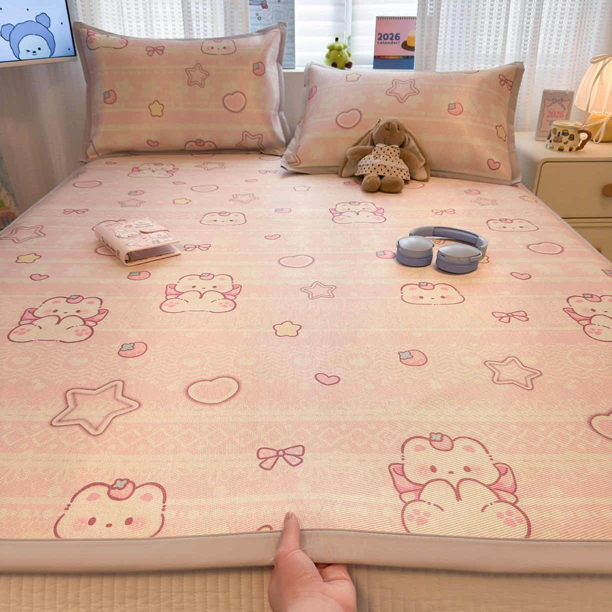 91家纺网 家纺一手货源 找家纺 懒猫家纺 2026新款250D数码印花宽边圆网冰丝凉席 桃心小熊