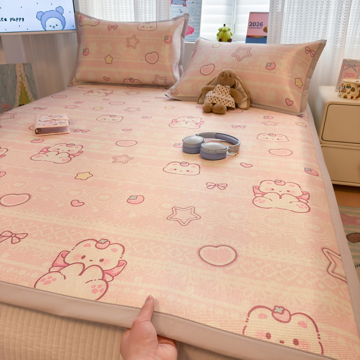 91家纺网 家纺一手货源 找家纺 懒猫家纺 2026新款250D数码印花宽边圆网冰丝凉席 桃心小熊