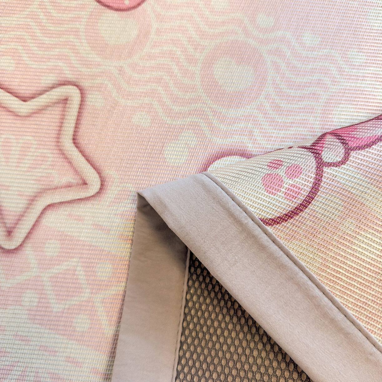 91家纺网 家纺一手货源 找家纺 懒猫家纺 2026新款250D数码印花宽边圆网冰丝凉席 桃心小熊